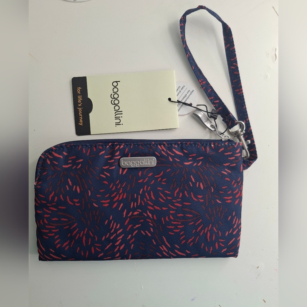 Baggallini Navy Wristlet with Coral Dash Pattern NWT